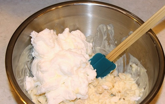 1. Этап. Норвежская запеканка с рыбой и макаронами: 9. Взбейте до пышности белки, добавьте туда же. Аккуратно все перемешайте.