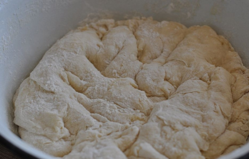 1. Этап. Дрожжевое тесто для булочек: Потом постепенно добавляйте муку, ее стоит просеять. Сначала добавьте 300 граммов, потом остальную.