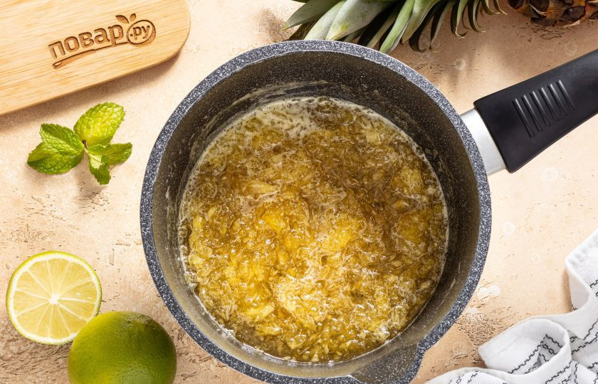 1. Этап. Варенье из ананаса с лаймом и мятой: Убавьте температуру до умеренной и варите примерно 40 минут, периодически помешивая. Спустя 10-15 минут варки аккуратно удалите веточки мяты — свой аромат они уже отдали.