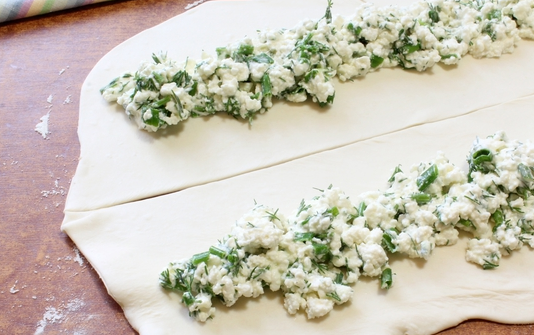 1. Этап. Вертута с творогом и зеленью: 4. Сделать длинные полосочки теста, внутрь которых выложить начинку.