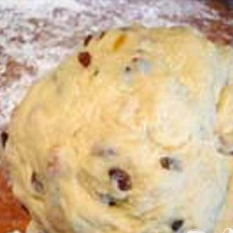 1. Этап. Куличи на маргарине: 3. На доску выкладываем из одной чашки половину теста (доску предварительно посыпаем мукой). Вмешиваем в тесто резаную курагу и изюм.