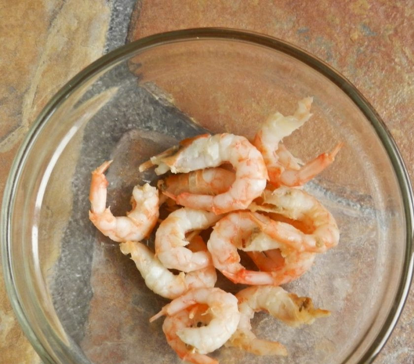 1. Этап. Салат с креветками и яйцами: 2. После приготовления даем им остыть, а затем очищаем.