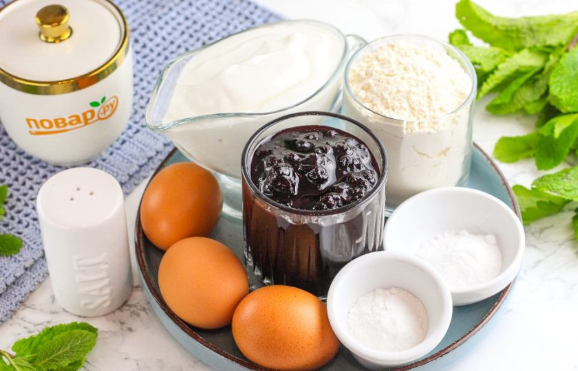 1. Этап. Торт из варенья черной смородины: Подготовьте указанные ингредиенты. Если у вас мелкие куриные яйца, то используйте 5 шт.