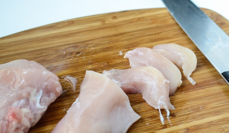 1. Этап. Подлива из грибов и курицы: Нарезать курицу на небольшие части одного укуса.