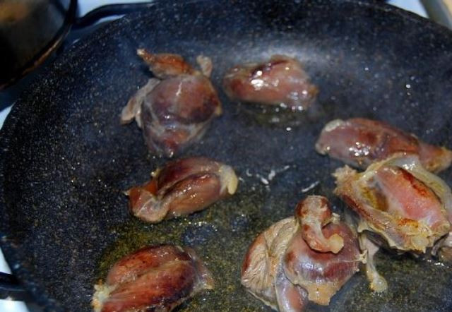 1. Этап. Кавказский суп из баранины: Полуготовую баранину выберите из бульона и обжарьте на топленом масле до корочки. Затем выложите её со сковороды.