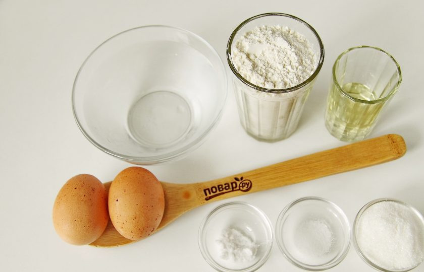 1. Этап. Блины на кипятке без молока: Подготовьте все ингредиенты.