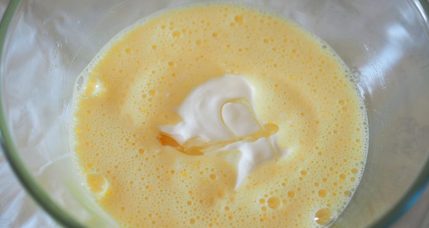 1. Этап. Малиновая «Зебра»: Яйца взбейте с сахарным песком в светлую воздушную массу, используя при этом венчик или миксер. Добавьте сметану и подсолнечное масло, аккуратно перемешайте.