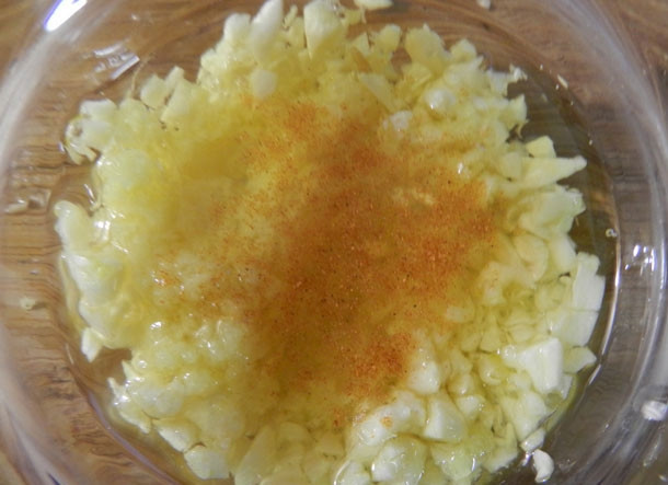 1. Этап. Фунчоза с овощами и мясом: 3. Очистите и нарежьте мелко зубчики чеснока, натрите на терке имбирь и добавьте к чесноку. Посыпьте кайенским перцем и влейте кунжутное масло, отправьте на 20-30 секунд в микроволновую печь.