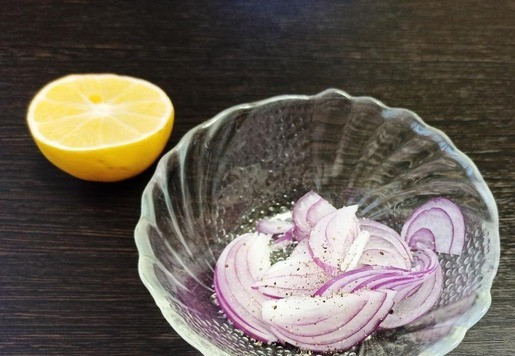 1. Этап. Мексиканская торта с чоризо: Лук почистить и разрезать пополам. Одну половину нарезать перьями и замариновать с соком лимона и щепоткой соли и сахара.