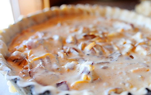 1. Этап. Киш с луком: Вылейте эту смесь в основу для киша. И выпекайте в разогретой на 250 градусов духовке 45 минут.