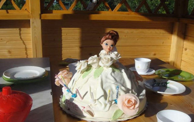 1. Этап. Торт Принцесса: Снова ставим в холодильник. Потом украшаем мастикой (из маршмелоу и сахарной пудры с красителем). Делаем цветочки, разные детали. Получается платье. Торт 