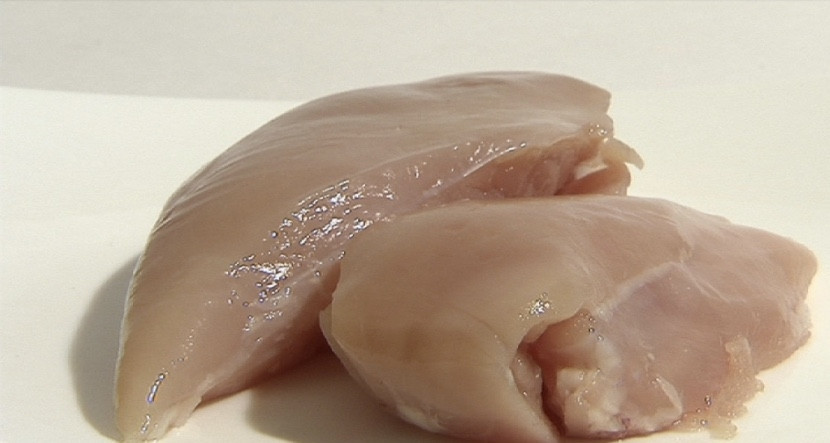 1. Этап. Курица с имбирем: Куриное филе промойте, немного подрежьте (обрежьте все ненужные нам пленочки) и отбейте, чтобы толщина кусочков была примерно 15 мм.