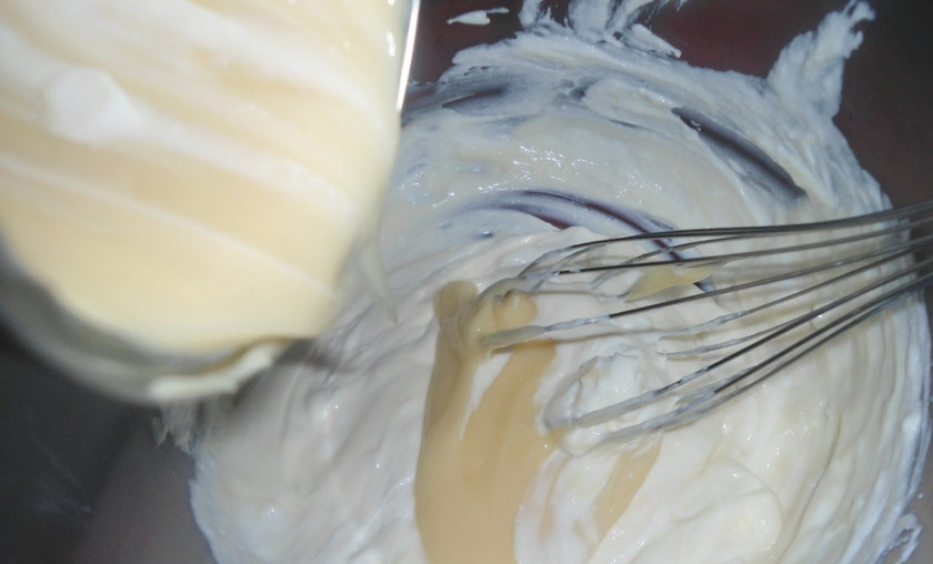 1. Этап. Торт из крекеров без выпечки: 1. Сметану взбиваем со сгущенкой до однородности.