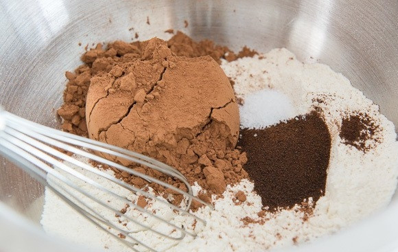 1. Этап. Шоколадно-кокосовое брауни: 1. Для начала в глубокой миске соедините какао, эспрессо, муку и соль.