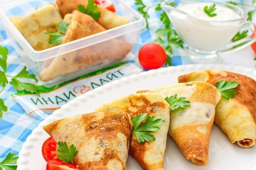 1. Этап. Блины-треугольники с фаршем: Блины-треугольники с фаршем готовы. Их можно дополнить сметаной и подавать к столу.