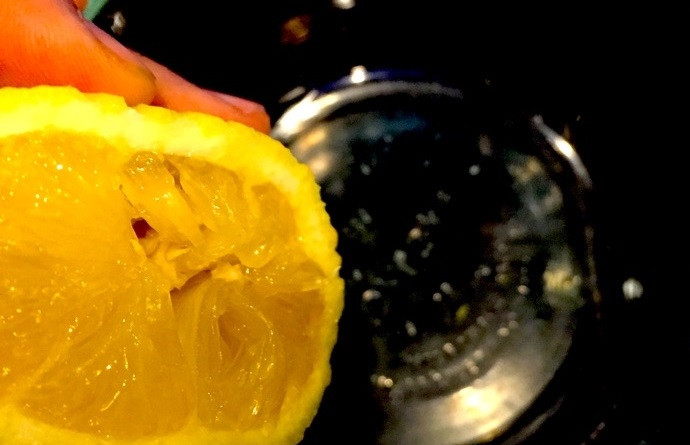 1. Этап. Куриные крылышки с Coca-Cola: 4. Выдавите сок с лимона, понадобится около 0,5 столовой ложки сока.