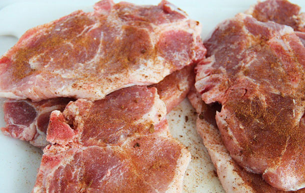 1. Этап. Мясо под ананасами в духовке: Подготовленные куски мяса натереть смесью корицы, мускатного ореха и соли.