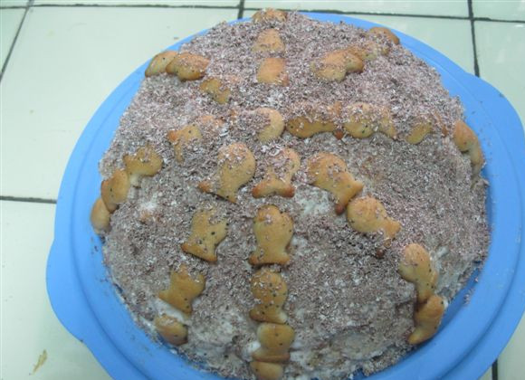 1. Этап. Торт Ивушка: 6. Украсим маком и крекерами. Готово!