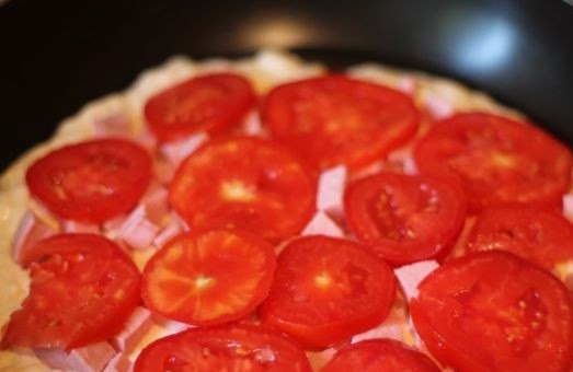 1. Этап. Быстрая пицца на сковороде: 5. На корж выложить часть мясной начинки, затем нарезанные кружочками помидоры.