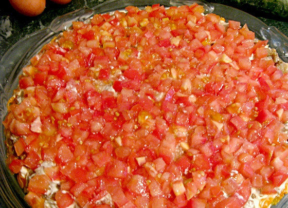 1. Этап. Салат Птичка: Нарежьте помидоры кубиками. Выложите их третьим слоем на баклажаны.