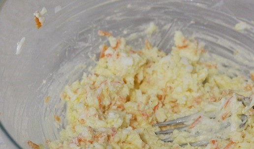 1. Этап. Рулетики с сыром и морковью: И размять все вилкой.