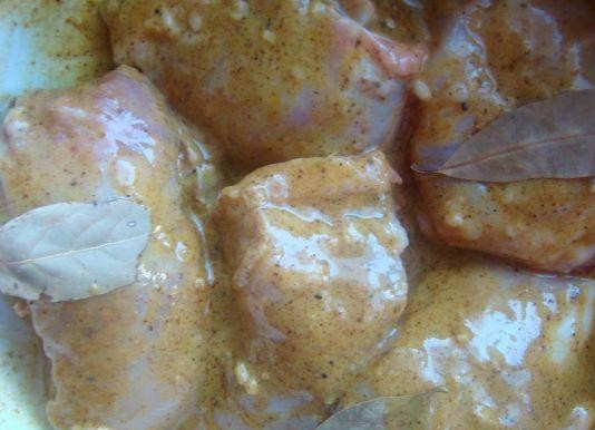 1. Этап. Куриный шашлык на шпажках: Готовим маринад: смешиваем горчицу с лимонным соком, оливковым маслом, сахаром и пряностями. Солить на этом этапе не рекомендую — мясо может получиться сухим и жестким. Лучше присыпать шашлык солью непосредственно перед закладкой на угли. Опускаем кусочки мяса в маринад, перемешиваем, накрываем крышкой/полотенцем или затягиваем пищевой пленкой. Убираем в холод — достаточно 1 часа, но чем дольше, тем, в общем-то, лучше. Часа 3-4 — в самый раз.