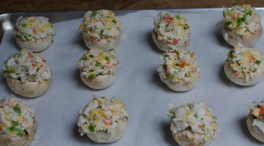 1. Этап. Закуска в грибных шляпках: Потом нафаршируйте начинкой грибы. Выложите их на противень.