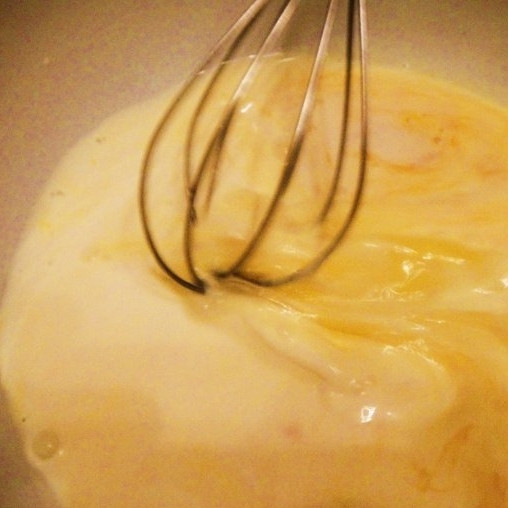 1. Этап. Пирожки с курицей и картошкой: В отдельной мисочке взбиваем два яйца и 2/3 стакана молока.