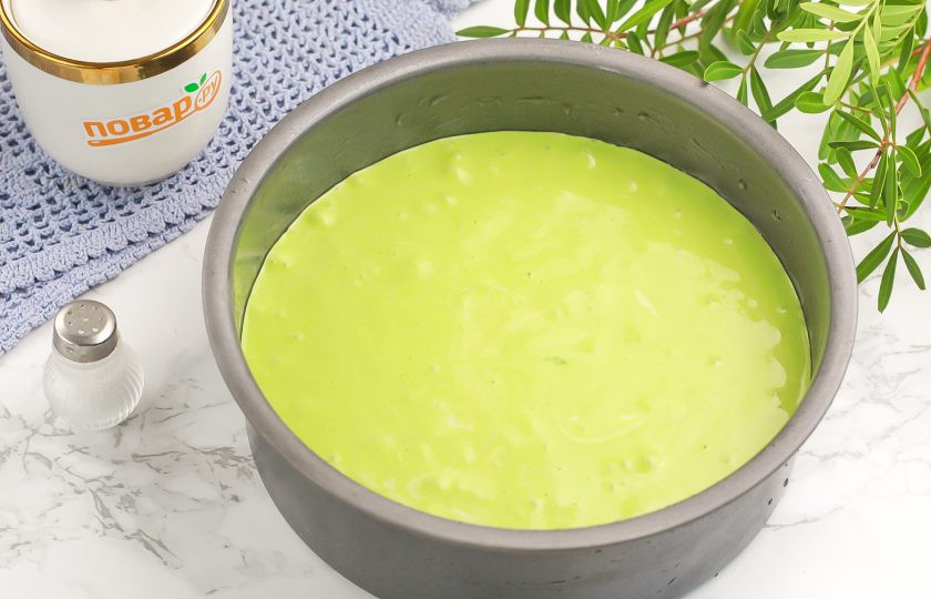 1. Этап. Торт Змейка на Новый год: Смажьте форму растительным или сливочным маслом. Разогрейте духовку до 180 градусов и перелейте тесто в форму. Отправьте форму в духовку на средний ярус.