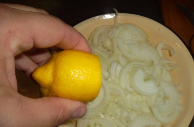 1. Этап. Шашлык из баранины по-узбекски: Выдавите в лук лимонный сок и перемешайте.