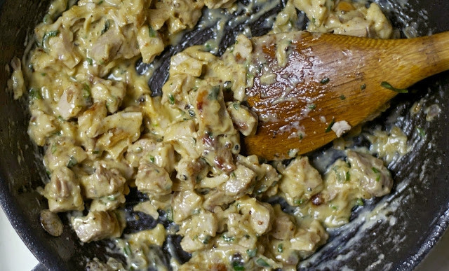 1. Этап. Пирожки с куриной начинкой: Готовьте массу, помешивая, пока она не загустеет. Далее в сковороду добавьте мелкие кусочки курицы. Перемешайте и добавьте соль и перец.