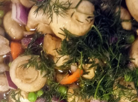 1. Этап. Салат с маринованными грибами: Для салата к маринованным грибам добавьте лук, зелёный горошек и помидоры. Полейте оставшимся бальзамиком. Перемешайте. Можно подавать. Приятного аппетита.