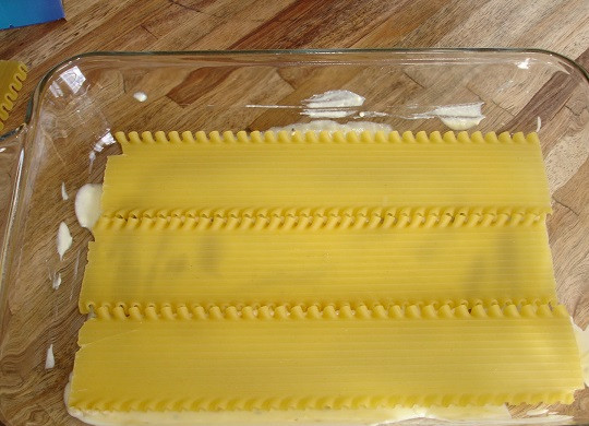 1. Этап. Лазанья с брокколи: 6. Выложить листья лазаньи на соус.