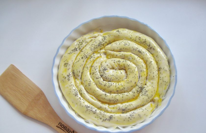 1. Этап. Греческая улитка с сыром и шпинатом: Смажьте пирог взбитым яйцом.