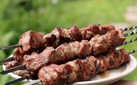 1. Этап. Шашлык сочный: Жарим до образования румяной хрустящей корочки. Подаем горячим, со свежими овощами, зеленью, любимым соусом для шашлыка и красным сухим вином.