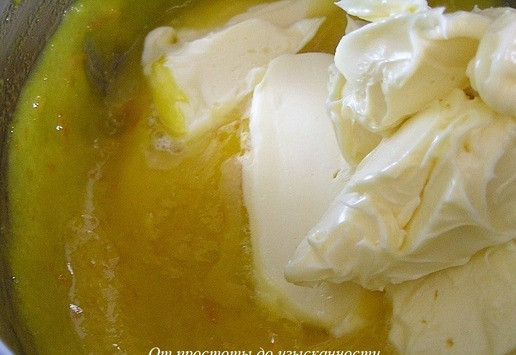 1. Этап. Апельсиновые профитроли: Снимите кастрюльку с огня, немного остудите и добавьте сливочное масло. Переложите крем в блендер и взбивайте минут 10. Затем выложите в контейнер и уберите в холодильник на несколько часов (а лучше на ночь).