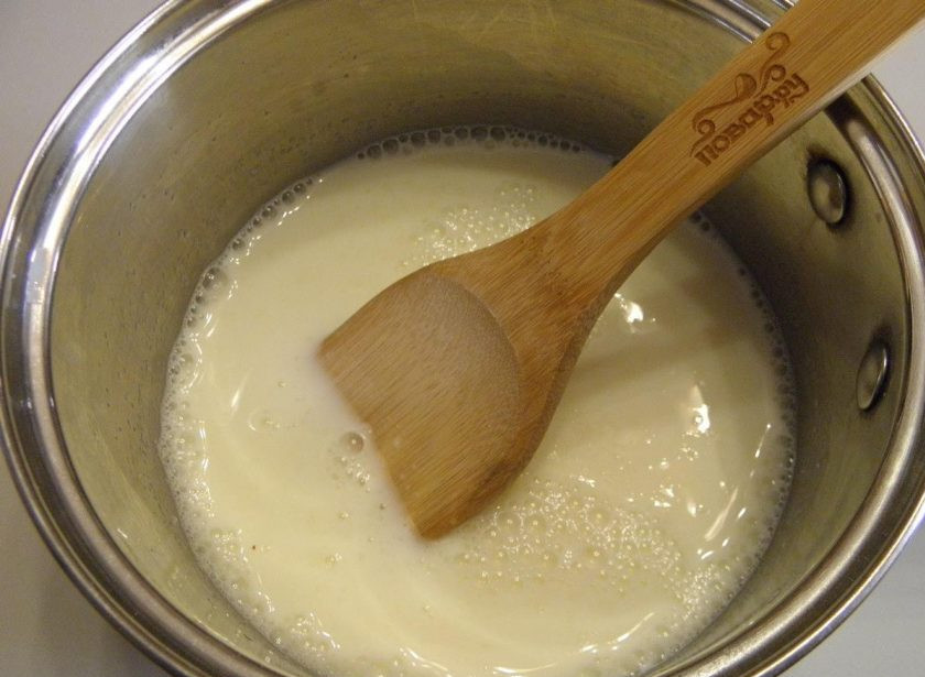 1. Этап. Бланманже, рецепт классический: 3. Прогрейте сливки до 60-ти градусов, чтобы желатин полностью растворился, но нельзя доводить смесь до кипения.