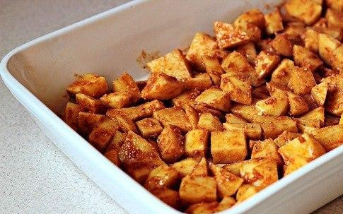 1. Этап. Жареный картофель с пармезаном: Посыпьте смесью картофель, слегка перемешайте его и поставьте в духовку запекаться на 40-45 минут, пока картофель не зарумянится и не покроется аппетитной корочкой.