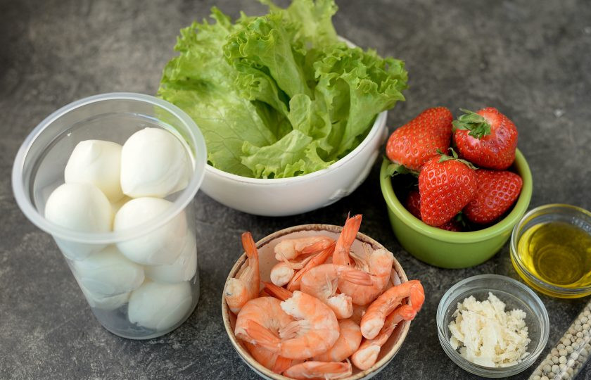 1. Этап. Салат с креветками и клубникой: Подготовьте все ингредиенты. Латук и клубнику помойте и обсушите насухо.