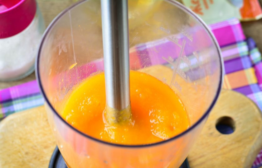 1. Этап. Желе из тыквы с апельсином: Взбейте тыкву блендером в пюре.