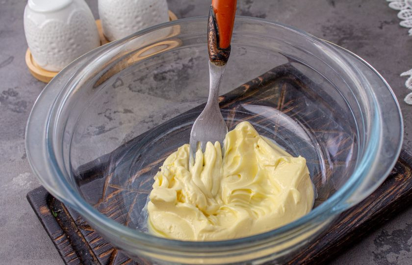 1. Этап. Зеленое масло с рукколой: Сливочное масло выложите в подходящую миску, оставьте на пару часов при комнатной температуре, чтобы оно размягчилось или прогрейте его 20 секунд в микроволновке.