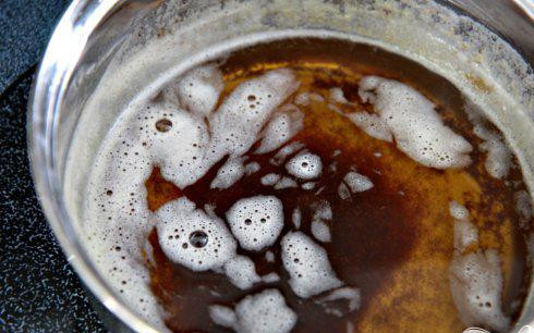 1. Этап. Тыквенный хлеб с орехами: 1. Предварительно разогреть духовку до 175 градусов. Крупно нарезать орехи пекан, если вы используете их. Две формы для хлеба смазать маслом и посыпать небольшим количеством муки. Растопить коричневое масло в большой сковороде на среднем огне. Варить, пока масло не станет темно-янтарного цвета, время от времени помешивая, около 6 минут.