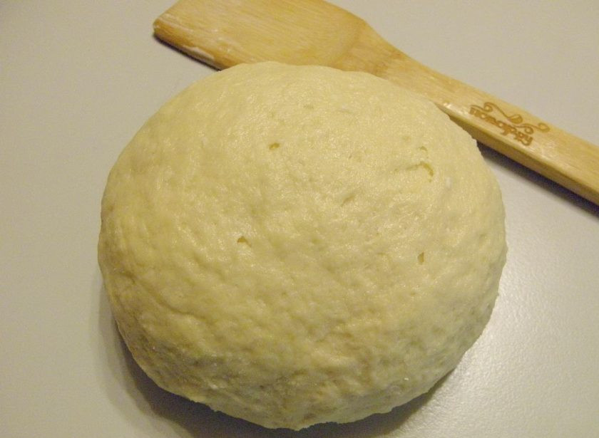 1. Этап. Сметанное печенье: 4. Замесите не крутое тесто. Оно не должно липнуть к рукам. Оберните комок теста пищевой пленкой в пару слоев и отправьте в холодильник на 2-3 часа.