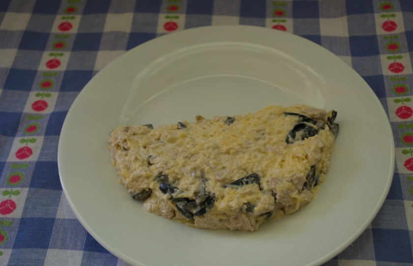 1. Этап. Салат Арбузная долька: 3. Заправьте все майонезом. Перемешайте. Из полученной массы на плоской тарелке выложите некое подобие дольки арбуза.