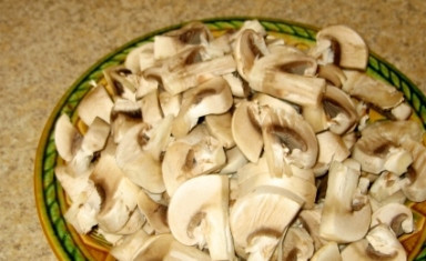 1. Этап. Грибной суп с чечевицей: Шампиньоны режем пластинками.