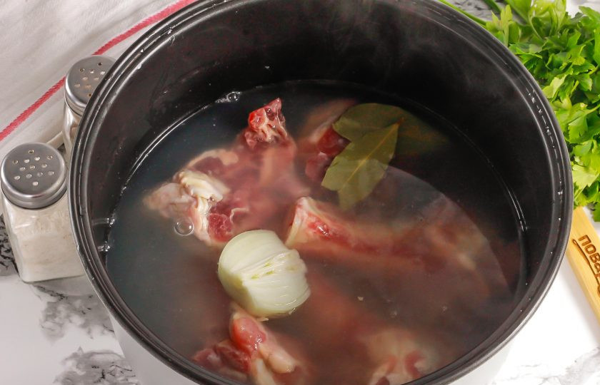 1. Этап. Костный бульон в мультиварке: Всыпьте соль и молотый черный перец, влейте холодную воду и активируйте на табло мультиварки режим 