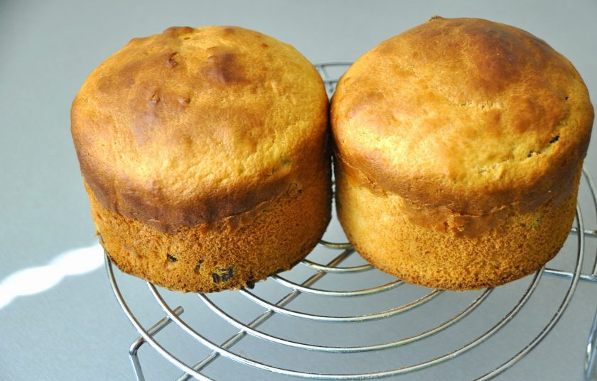 1. Этап. Кулич на молоке: Куличи можно оставить в формочках, а можно перед тем, как их украсить, извлечь из бумажных форм и охладить до комнатной температуры.