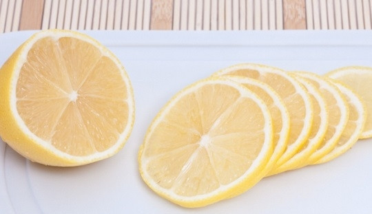 1. Этап. Судак, запеченный в фольге целиком: 3. Вымойте, обсушите и нарежьте тонкими ломтиками половину лимона.