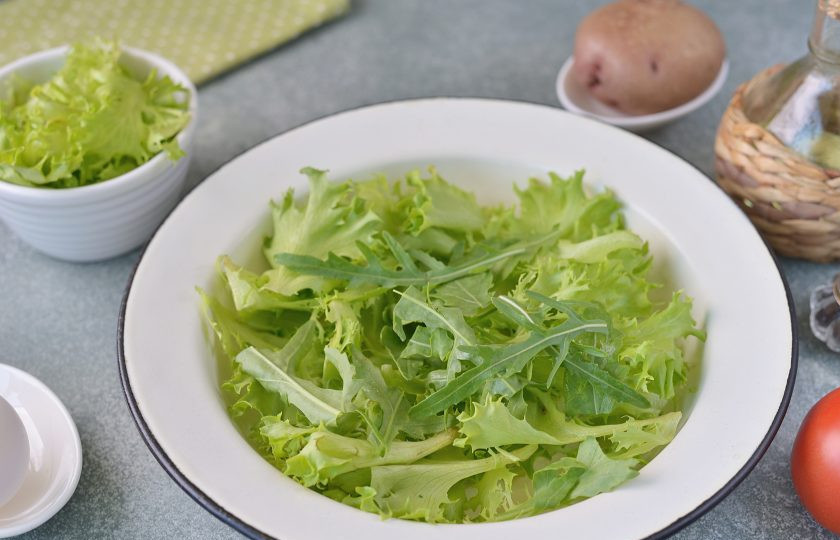 1. Этап. Салат с анчоусами и рукколой: Помойте и обсушите салатные листья и рукколу. Латук можно слегка порвать руками, выложите его и половину рукколы на тарелку.