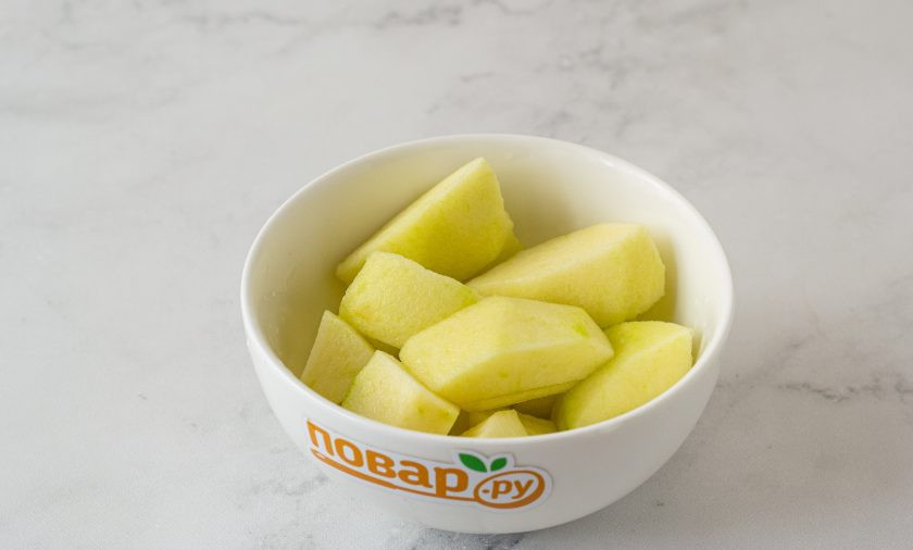 1. Этап. Помидоры с яблоками на зиму: Яблоко помойте, очистите от кожуры. Удалите сердцевину и нарежьте на ломтики среднего размера.